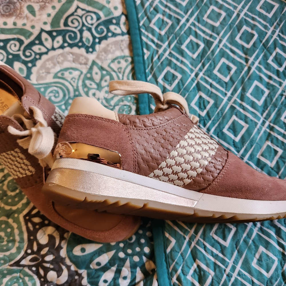 Micheal Kors tennis shoes. Size 7.5m colors mauve and white